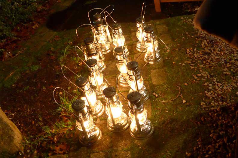 natürlich - einfach - echt lautete auch das Motto der Weihnachtsreise: unsere Gäste machten sich mit diesen Lampen auf den Weg durch den Ellernhofwald